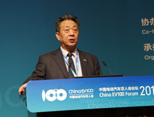 中國汽車工業協會常務副會長、充電聯盟理事長董揚主持下半場會議