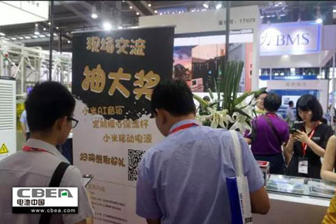 CIBF2018觀眾在展臺(tái)前掃碼抽獎(jiǎng)
