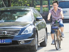 市民：不是每個(gè)人都買(mǎi)得起私家車(chē)