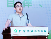 商會(huì)秘書(shū)長(zhǎng)藍(lán)世有匯報(bào)商會(huì)工作情況